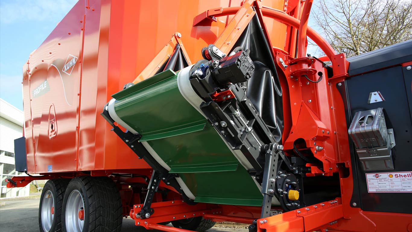 New FLEXILIFT tilting conveyor added to KUHN’s trailed mixer wagons